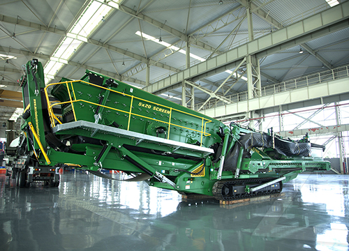 What are the performance advantages of the crawler type construction waste mobile shredder? About how much is one set?